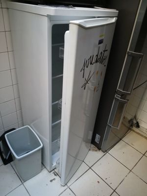 un réfrigérateur blanc recouvert de graffitis dans une cuisine