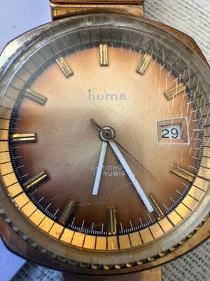 une montre en or posée sur une table