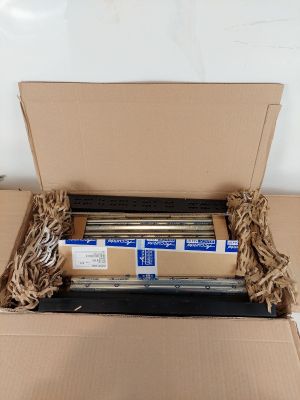 une boîte en carton contenant un certain nombre d'objets