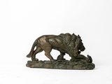 statue en bronze d'un lion sur un rocher sur fond blanc