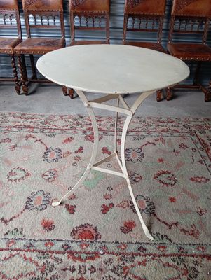 une table et des chaises blanches dans une pièce avec un tapis