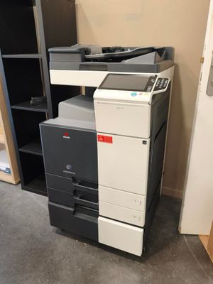 une imprimante placée au-dessus d'une armoire