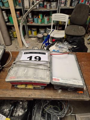 Deux projecteurs de chantier ENLEVEMENT : IMMEDIATEMENT APRE… - Photo 1