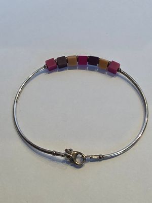bracelet en argent orné de perles multicolores et doté d'un fermoir