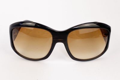 des lunettes de soleil posées sur une surface blanche, avec un fond blanc
