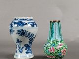 Deux vases sont posés l'un à côté de l'autre sur une table