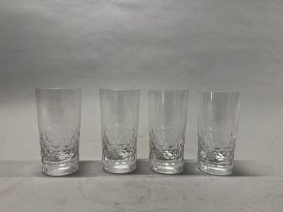 quatre verres sont alignés sur une table
