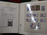 un livre ouvert avec des timbres sur une table