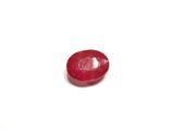 gros plan d'une pierre de rubis rouge sur une surface blanche