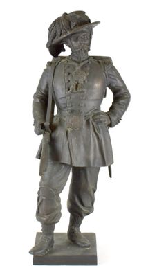 statue d'un homme coiffé d'un chapeau et vêtu d'un uniforme, debout, les mains sur les hanches