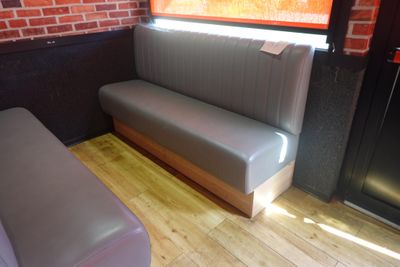 un canapé et une table dans une banquette près d'une fenêtre