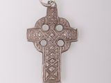 une croix argentée sur fond blanc