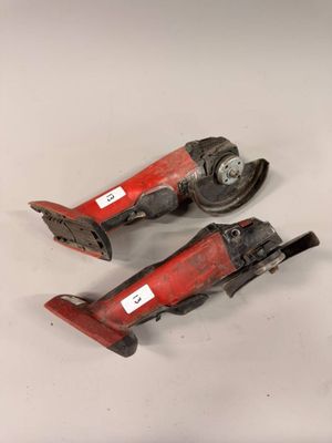 une paire d'outils rouges posés sur une surface blanche