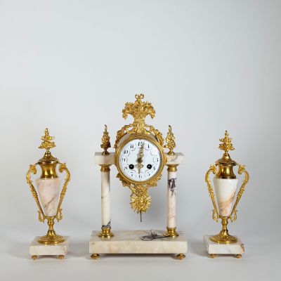 Pendule portique en marbre blanc veiné de rouge et bronze do…