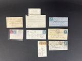 une table noire sur laquelle sont disposés de nombreux timbres de toutes sortes