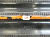 un autocollant au pied d'un escalier roulant