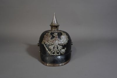 un vieux casque orné d'un motif décoratif