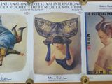 Trois tableaux représentant des femmes accompagnées d'oiseaux sont accrochés au mur.