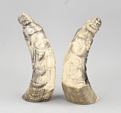 une paire de figurines en ivoire sculpté représentant une femme et un homme