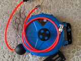 un gros plan sur un tuyau bleu et un tuyau rouge posés sur un tapis