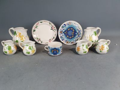un ensemble d'assiettes et de tasses en porcelaine ornées de motifs floraux
