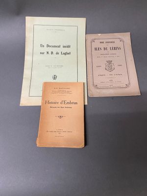 trois livres sont posés sur une table les uns à côté des autres