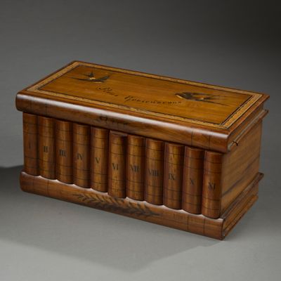 une vieille boîte en bois sur laquelle sont inscrits des mots, posée sur une table