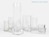un grand nombre de vases en verre posés sur une table