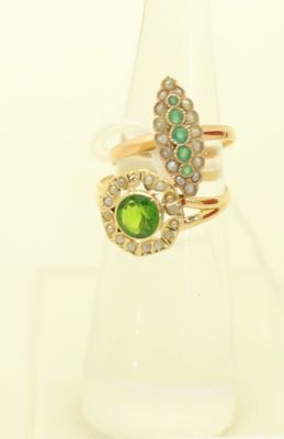 Gros plan sur une bague ornée d'une pierre verte