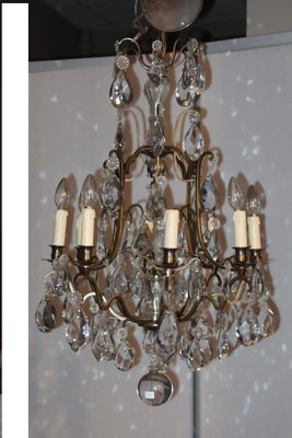 un lustre suspendu au plafond d'une pièce