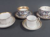 quatre tasses et soucoupes posées sur une table