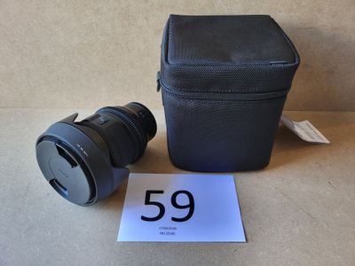 une photo représentant un objectif d'appareil photo et un étui posés sur une table