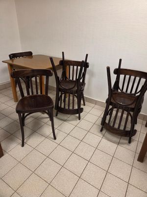 des chaises et une table dans une pièce au sol carrelé