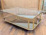 une table basse en verre surmontée d'un cadre doré