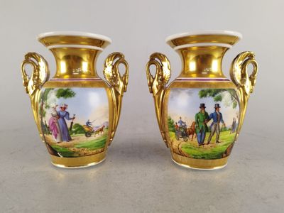 Paire de vase en porcelaine de Paris à anses à col de cygne …