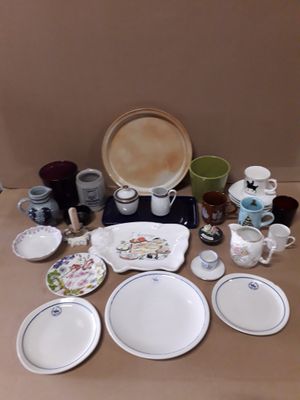 de nombreuses assiettes, tasses, tasses et soucoupes sur la table