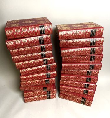 une pile de livres rouges empilés les uns sur les autres