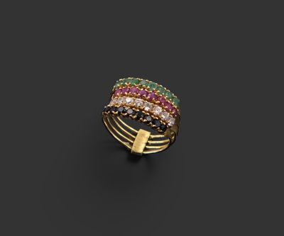une bague en or sertie de pierres multicolores
