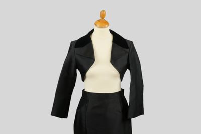 CHRISTIAN LACROIX, Hiver 1995. Ensemble en soie et velours n… - Photo 1