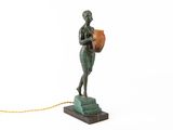 une image représentant une statue en bronze d'une femme tenant un panier