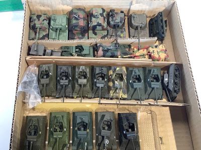 une boîte remplie de jouets militaires de toutes sortes