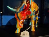 une statue de taureau exposée dans une vitrine