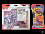 Deux paquets de cartes à collectionner Pokémon sont posés sur un fond noir.