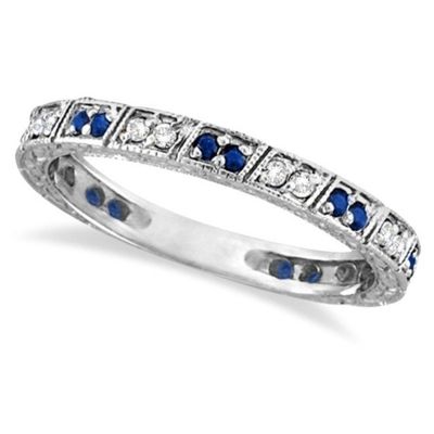 une bague en or blanc sertie d'un saphir bleu et de diamants