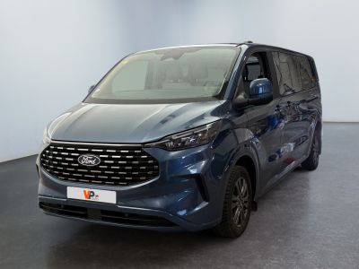 La nouvelle Toyota Sienna 2020 est garée dans un showroom.