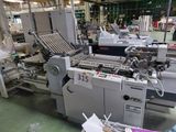 une machine qui traite une feuille de papier dans une usine