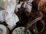 une table sur laquelle se trouvent de nombreuses assiettes et une statue