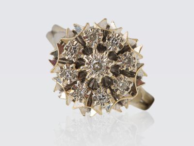 une image d'une bague en diamant sur une surface blanche