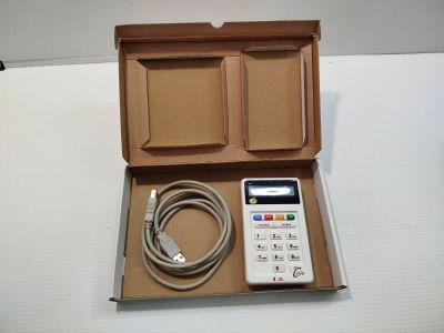 une calculatrice dans une boîte contenant un câble