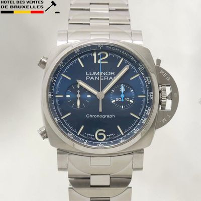 un gros plan d'une montre au cadran bleu
